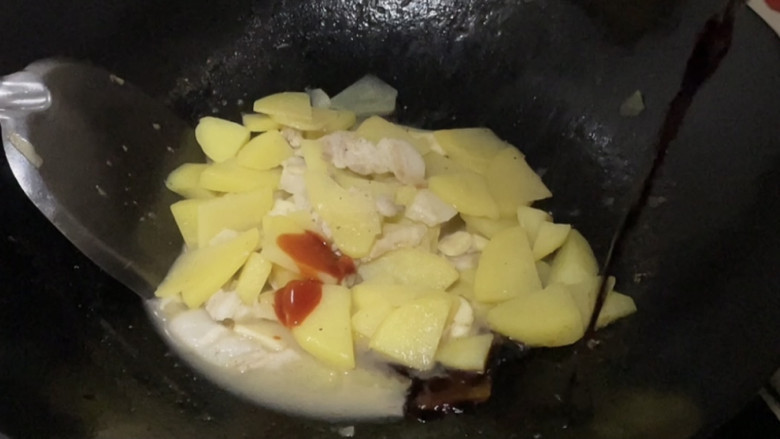 土豆回锅肉,接着加入醋,<a style='color:red;display:inline-block;' href='/shicai/ 692'>酱油</a>