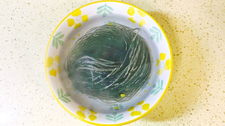 韭菜豆芽炒粉丝,<a style='color:red;display:inline-block;' href='/shicai/ 523'>粉丝</a>浇上开水,烫软