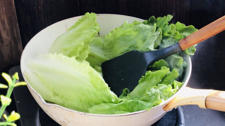 香菇炒生菜,加入生菜,翻炒均匀至断生