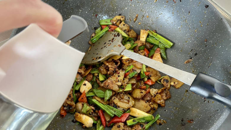 土豆回锅肉,出锅前沿锅边淋半茶匙香醋，大火翻出出锅