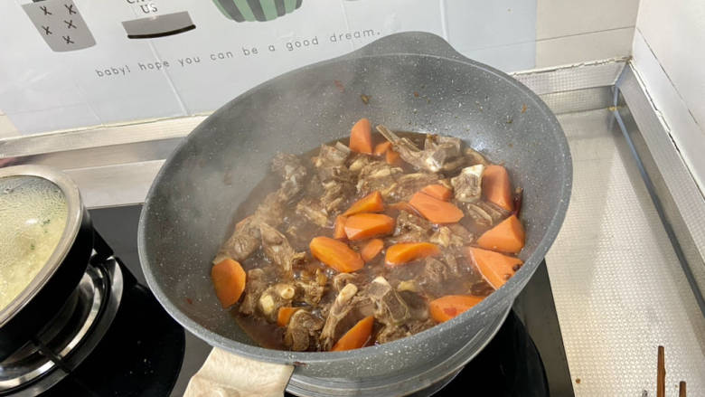 红烧羊肉煲➕胡萝卜煲羊排,中小火炖煮10分钟,转中大火收汁