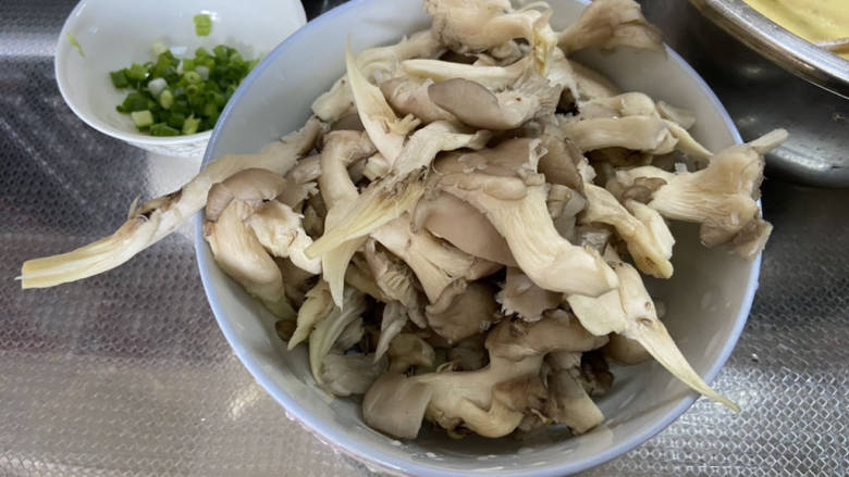 酥炸蘑菇➕酥炸平菇,淡盐水浸泡后的平菇淘洗干净,挤干水分,小葱择好洗净切末