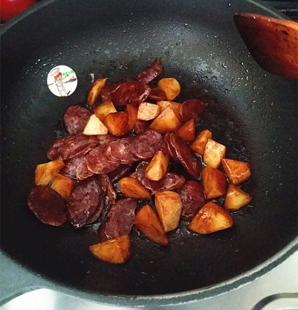 腊味糯米饭,翻炒均匀,炒至上色后关火备用