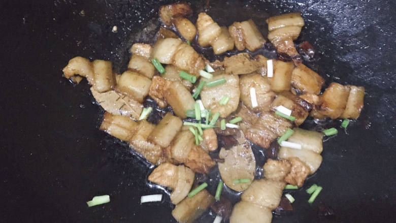 红烧猪肥肉,收汁后加入适量盐,撒上葱花