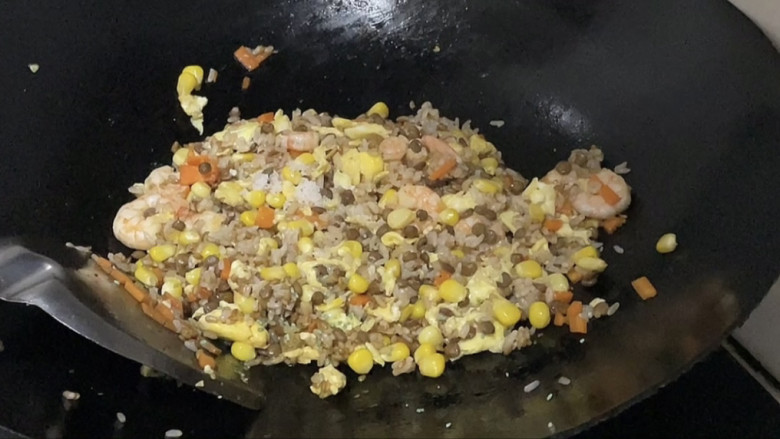 玉米虾仁蛋炒饭,再放入盐,<a style='color:red;display:inline-block;' href='/shicai/ 756'>鸡精</a>调味