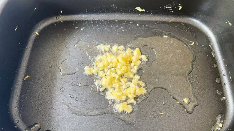 番茄黄瓜炒蛋,原锅加入少许食用油烧热,加入蒜片爆香