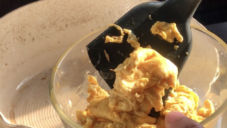 白萝卜炒鸡蛋,炒成小块,捞出沥油,备用