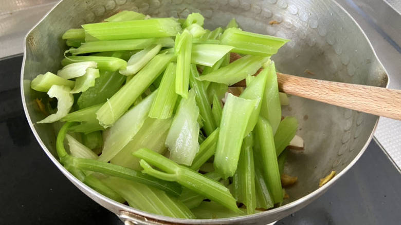 西芹炒香干,加入西芹,中火翻炒一分钟