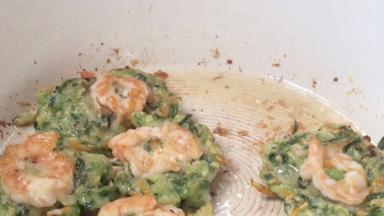 鲜虾蔬菜饼,煎至出香味,翻面煎至两面金黄