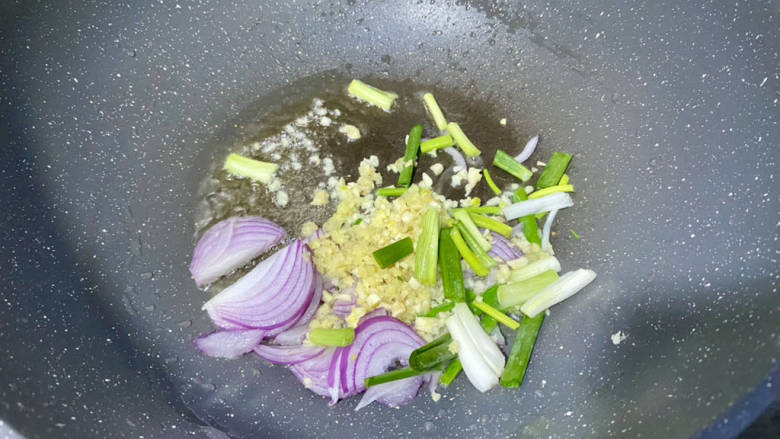 姜葱冬菇蒸滑鸡,热锅冷油,油温热,下姜蒜末,葱白段洋葱丝,中小火煸香