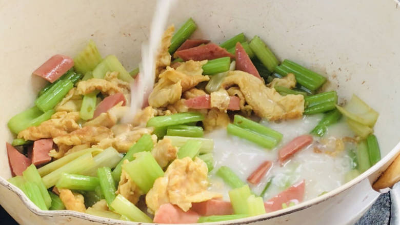 青菜火腿炒鸡蛋,倒入淀粉水,收汁