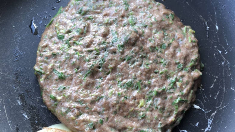 野菜鸡蛋饼,小火慢慢煎,时不时地铲一下底。