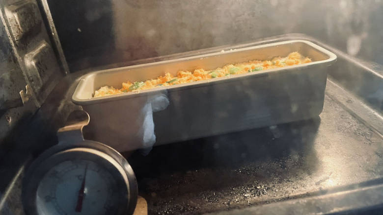 香葱肉松磅蛋糕,烤箱预热170度，烤约30分钟。
