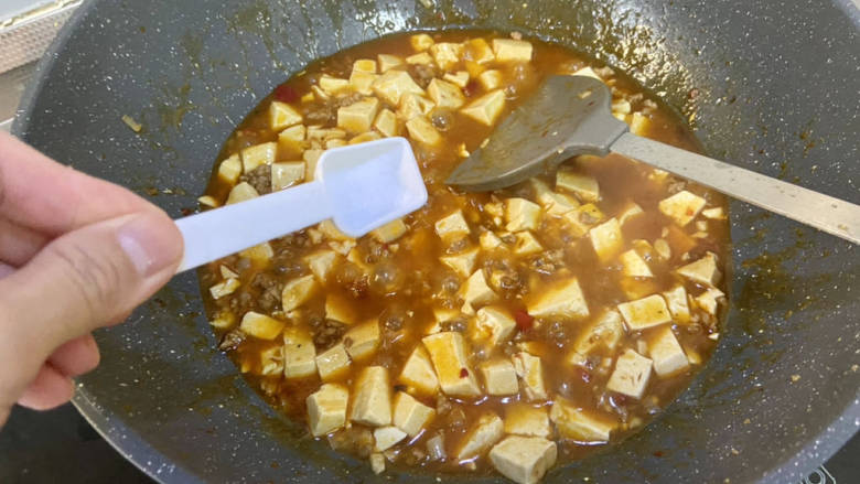 酸辣豆腐➕肉末酸辣豆腐,收汁差不多,尝下咸淡,如果觉得淡可以补充少许食盐