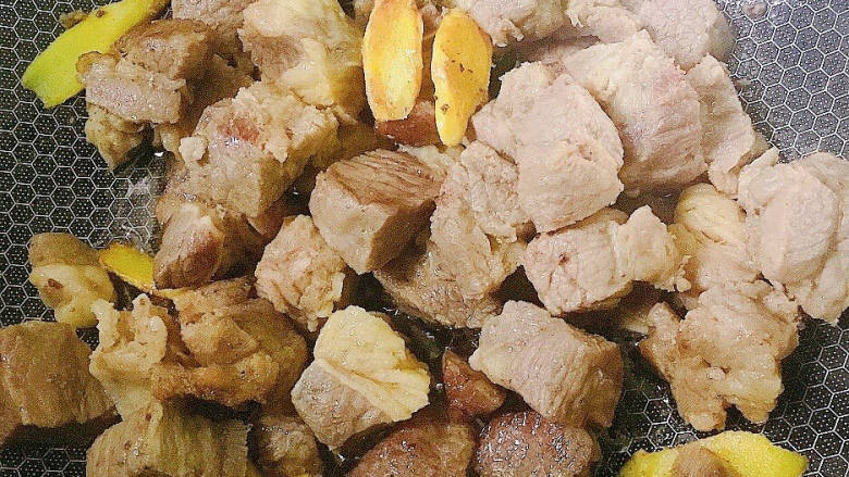 牛腩焖土豆,炒至牛腩出油变黄