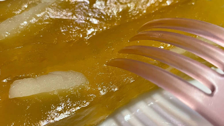 炒糖色马蹄糕,等放凉后才脱模,切块,开吃。