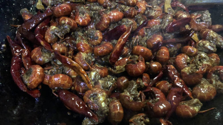 家庭小龙虾🦞,一直翻炒到小龙虾颜色壳全部变红,肉全部变白。
