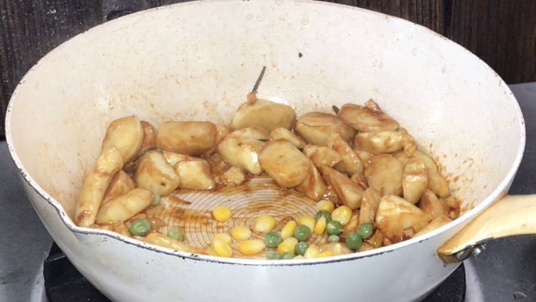 糖醋茭白,加入玉米粒和青豆,炒匀