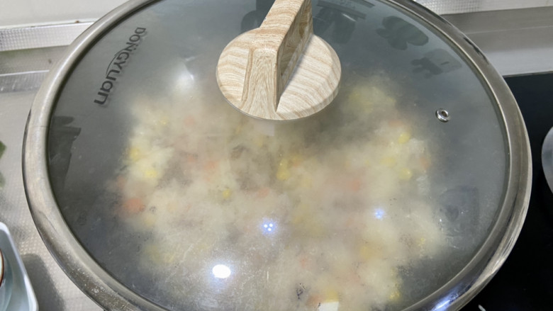 腊味糯米饭➕杂蔬腊味焖糯米饭,加盖,小火焖煮15到20分钟,根据自己喜欢的米粒的口感,如果喜欢软糯的可以多煮一会,喜欢有颗粒感的10分钟即可