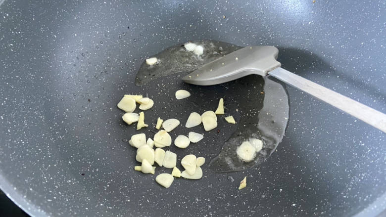 炝炒藕片,热锅冷油,油温热,下姜丝蒜片,中小火煸香