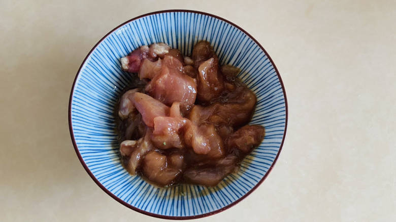 蘑菇炒肉片,肉片放入碗中加入适量的<a style='color:red;display:inline-block;' href='/shicai/ 721'>蚝油</a>、<a style='color:red;display:inline-block;' href='/shicai/ 788'>生抽</a>、<a style='color:red;display:inline-block;' href='/shicai/ 718'>料酒</a>、淀粉、食用油搅拌均匀腌制片刻