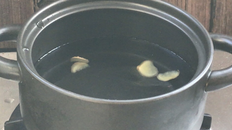 青番茄肉皮猪血汤,起锅注入适量清水,加入姜片烧开