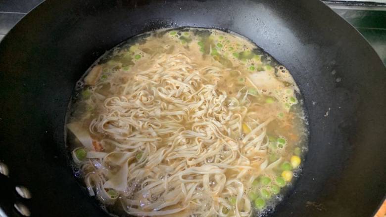 葱油鱼片,放玉米豌豆煮一下