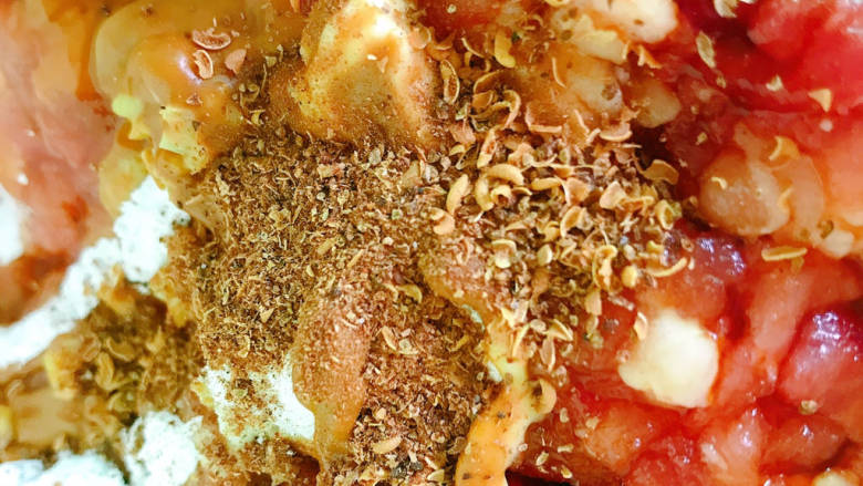 包菜猪肉饺子,加入<a style='color:red;display:inline-block;' href='/shicai/ 12043'>花椒粉</a>