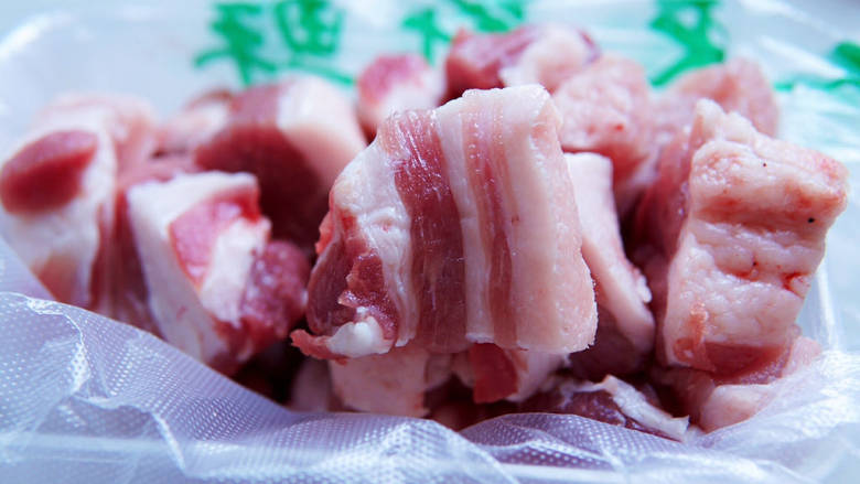 五花肉焖黄豆,选用五花三层的<a style='color:red;display:inline-block;' href='/shicai/ 428'>五花肉</a>,口感更香哦