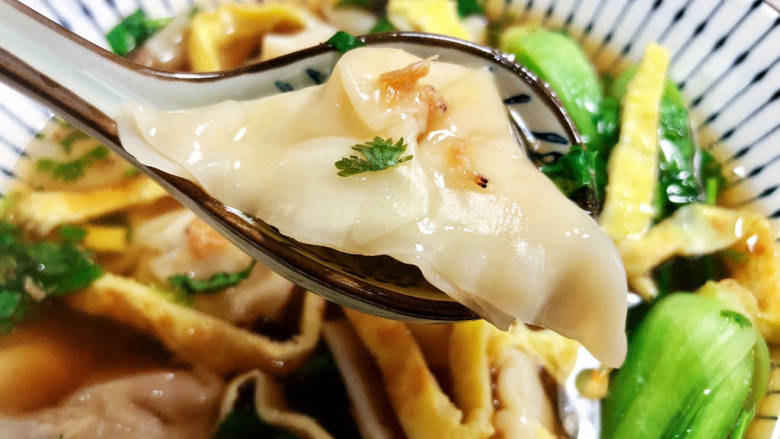 海鲜小馄饨➕鲜虾玉米猪肉馄饨,这道馄饨做法简单,馅嫩味鲜,营养美味,喜欢的小可爱一起来试试吧😄