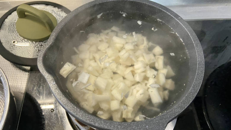 素炒双丁➕黄瓜藕丁双脆,坐锅烧水,水开下藕丁,水再开,即可捞出过凉