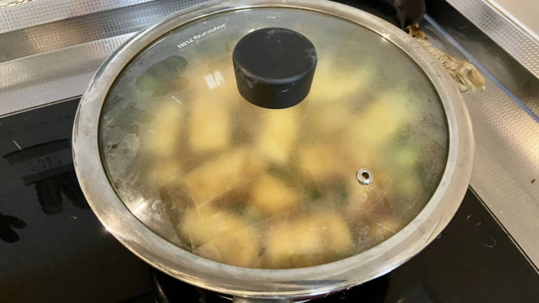 黄瓜烧豆腐,加盖小火炖煮5分钟