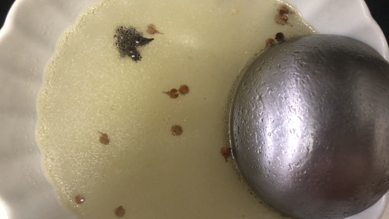 土豆香菇焖鸡,撇去汤中浮沫,留出一些鸡汤原汁。