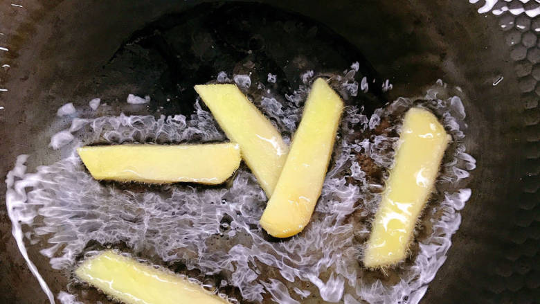 苦瓜炒肉片,锅中放油烧热,下姜片炒香