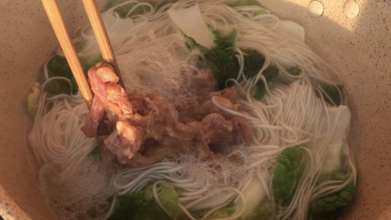青菜肉丝面,放入肉丝,拌匀至沸腾