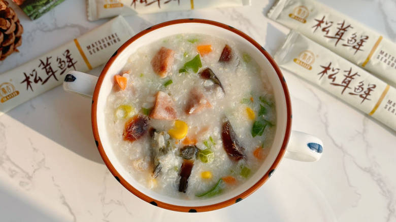 皮蛋火腿粥,皮蛋火腿粥养胃又暖心,冬日来一碗绝绝子