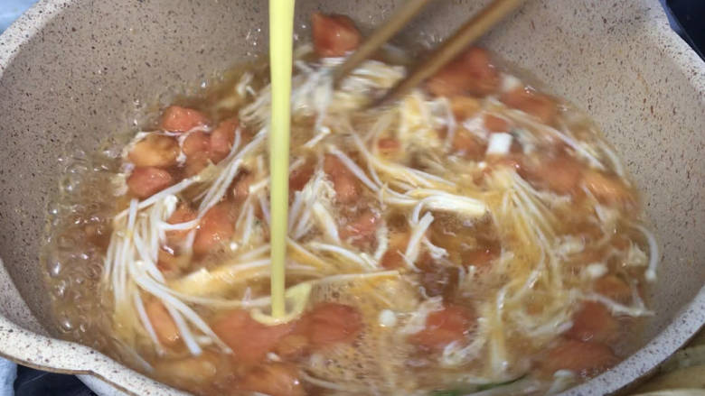 金针菇番茄汤,淋入蛋液,边淋边搅拌均匀