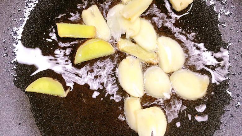 香菇炒豆角,锅中放油烧热,下姜蒜炒香
