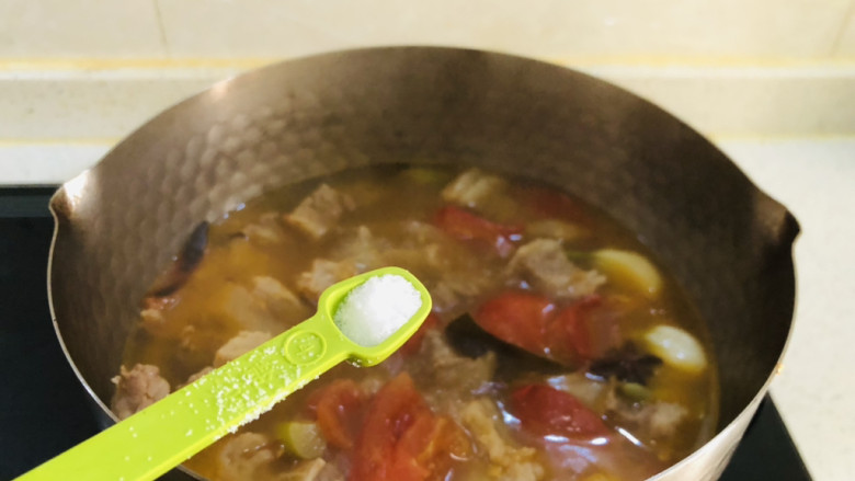 红焖牛肉煲,锅中加入适量温水,水量没过食村即可,然后2克食盐,大火烧开后转中小火烧30分钟左右。