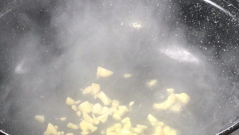 瓜子仁炝白菜,起锅热油,放入蒜末炒香