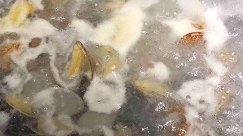凉拌花甲,煮至开嘴即可,花甲不能煮太久容易老