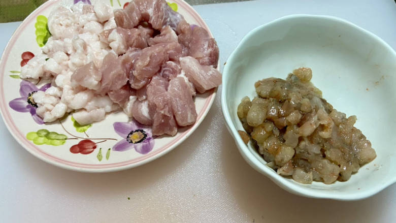 海鲜小馄饨➕鲜虾玉米猪肉馄饨,猪后腿肉去皮切小块，鲜虾仁去虾线清洗后切小粒，我觉得这样比虾蓉的口感更好，可以吃到虾肉颗粒的弹牙感