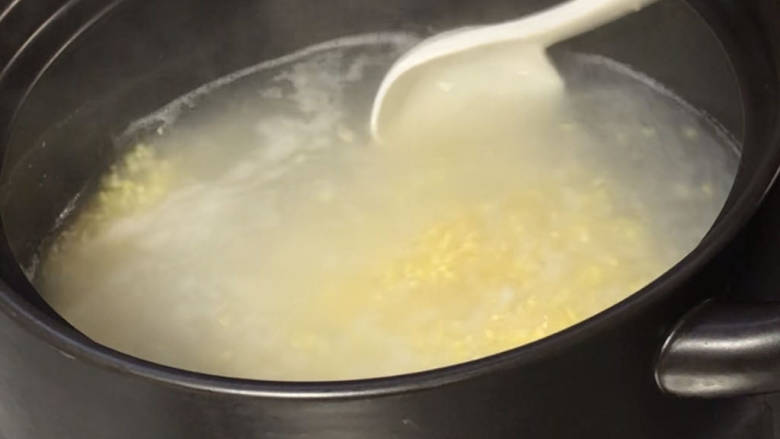 芋头粥,大米煮熟烂后,放入小米,拌匀煮沸腾
