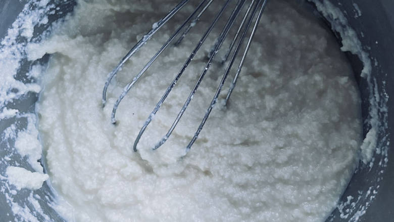 香葱肉松磅蛋糕,粉类倒入牛奶蛋液里，搅拌至无干粉。