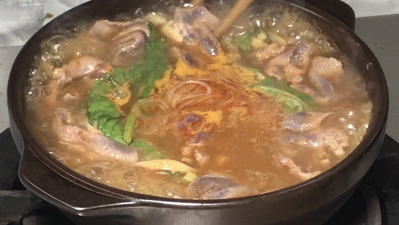 猪肝粉丝砂锅煲,加入猪肝,拌匀至断生