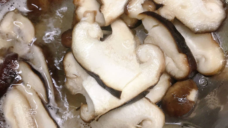 #闹元宵#香菇炒肉,香菇片焯水2分钟,捞出备用