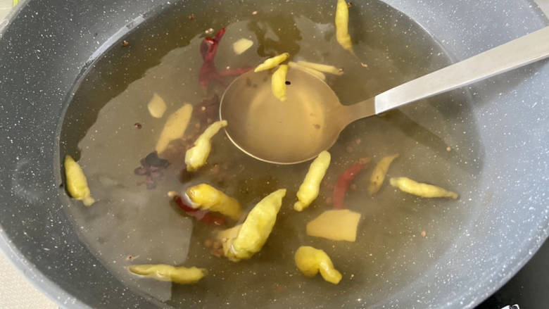泡萝卜条➕泡椒萝卜条,再次煮开即可关火。味道可以根据自己的口味来调整,基本是酸辣口的