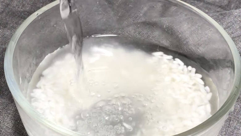 芋头粥,大米提前浸泡半小时,洗净沥水