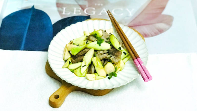 茭白烧肉,装盘后撒上葱花装饰,美味的茭白烧肉就做好了