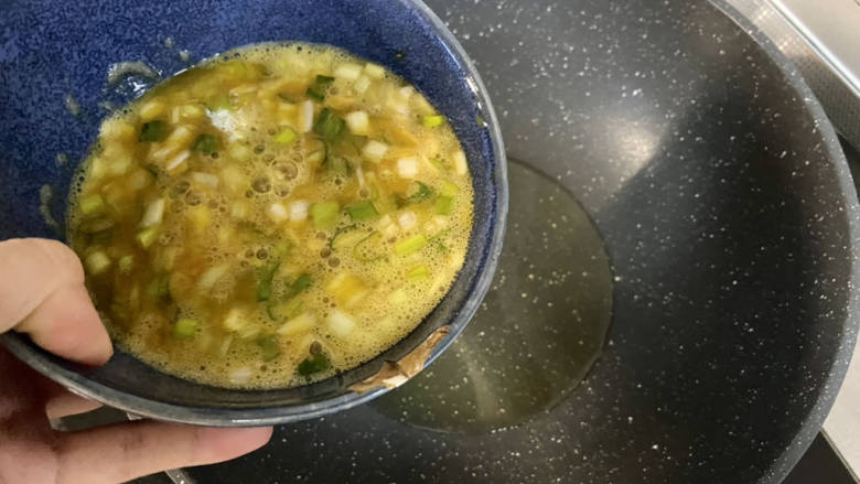 葱花炒鸡蛋,热锅后➕适量食用油,油可以稍微多一点,油六成热,倒入蛋液